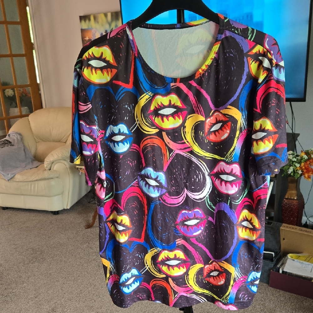 💋Colorful Lips Print Women's Short Sleeve Top. ❤️ PRE LOVED